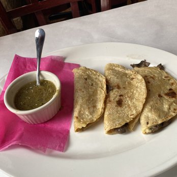 Mis Moles Restaurant - Quesadillas de Hongos - Mexican Near Me - Chicago, Illinois Mis Moles Restaurant - Quesadillas de Hongos - Mexican Near Me - Chicago, Illinois