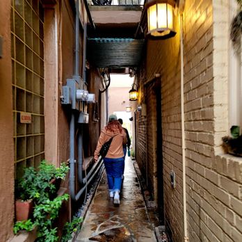 Two Sisters Tours - Alley - Historical Tours Near Me - Charleston, South Carolina