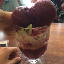 Frutos de Goiás - Açaí com morango, kiwi, leite condensado, leite em pó e paçoca!