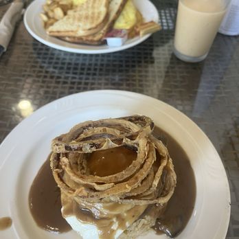 Menehune Coffee Company - Loco moco, Kalua pork omelette, so tropical smoothie - Coffee & Tea Near Me - Captain Cook, Hawaii