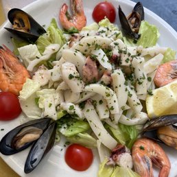 Bad seafood salad, everything except the lettuce is not fresh Bad seafood salad, everything except the lettuce is not fresh