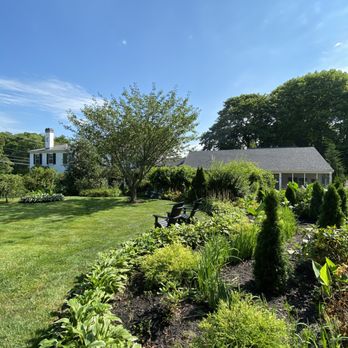 Candleberry Inn on Cape Cod - The yard - Bed & Breakfast Near Me - Brewster, Massachusetts