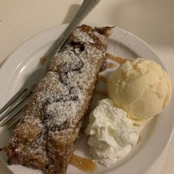 Gasthaus Tirol - Apple strudel - it's fantastic