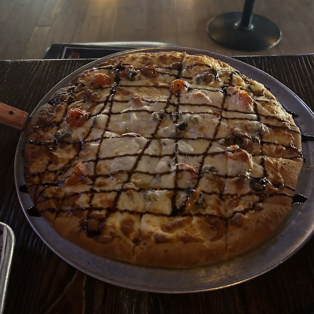 Q Bar - Veggie pizza - Pool Halls Near Me - Darien, Illinois Q Bar - Veggie pizza - Pool Halls Near Me - Darien, Illinois