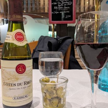 Le Sardaigne - Rhone River regional favorite wine with lovely seasoned green olives as a taster. - Italian Near Me - Épernay, 51