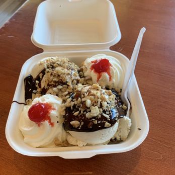 Lake Effect Ice Cream - Hot fudge sundae - Ice Cream & Frozen Yogurt Near Me - Lockport, New York Lake Effect Ice Cream - Hot fudge sundae - Ice Cream & Frozen Yogurt Near Me - Lockport, New York