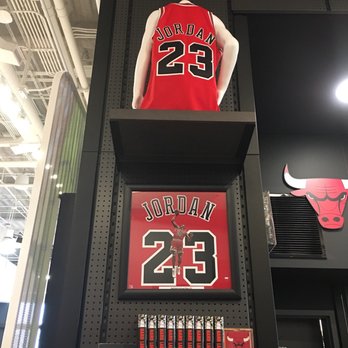 Michael Jordan Statue - Chicago Bulls store inside the Atrium - Public Art Near Me - Chicago, Illinois
