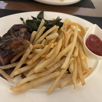 Delta One Lounge - Steak frites - Airport Lounges Near Me - Queens, New York