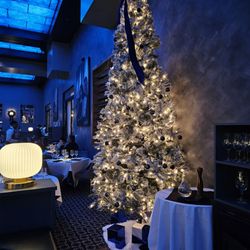 Blü Prime Steakhouse - Christmas tree inside
