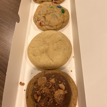 Crumbl - Northampton Crossings - Chocolate chip, m&m, snickerdoodle, peanut butter with butter fingers. - Bakeries Near Me - Easton, Pennsylvania Crumbl - Northampton Crossings - Chocolate chip, m&m, snickerdoodle, peanut butter with butter fingers. - Bakeries Near Me - Easton, Pennsylvania