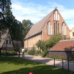 Klostergarten - Blick auf die Klosterkirche