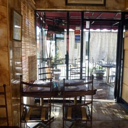 Astorino's - Desde aquí, se observa al fondo la terraza del lugar que permite sentirse más al aire libre.
