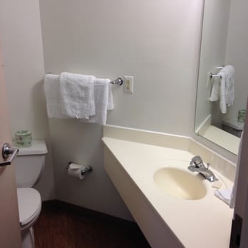 Motel 6 - Bathroom. No shampoo provided. - Hotels Near Me - Colchester, Vermont
