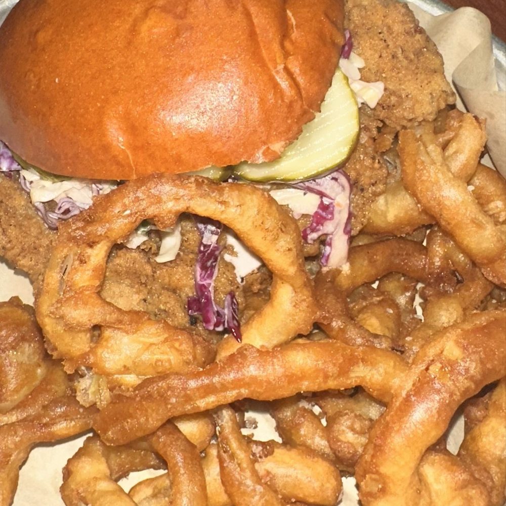 Crispy chicken n slaw sandwich with onion rings Crispy chicken n slaw sandwich with onion rings