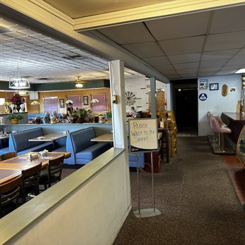 Valley Inn Restaurant - Tables booths and counters oh my - Breakfast & Brunch Near Me - Lakewood, Colorado