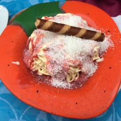Eiscafe Pierod - Spaghetti-Eis mit Cocos-Raspeln