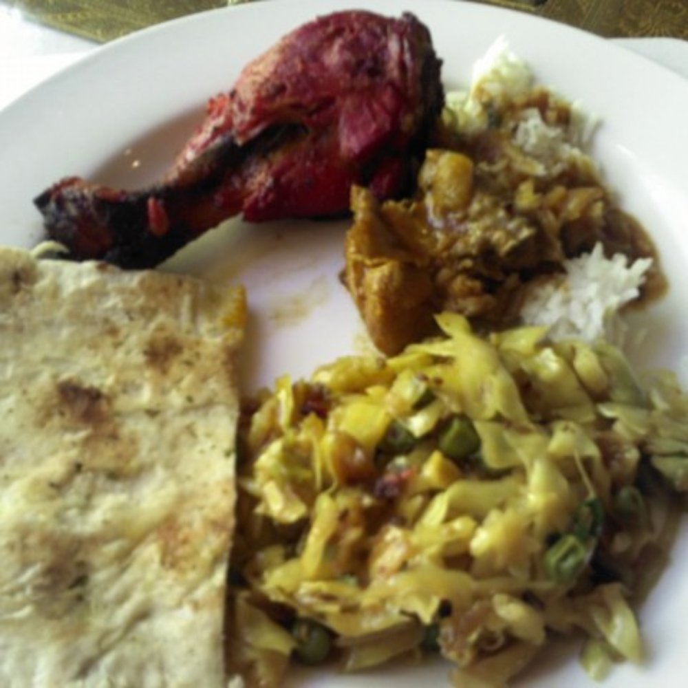India Palace - Buffet plate: tandoori chicken, curry chicken, rice, cabbage & peas vegetarian plate, and garlic naan - Indian Near Me - El Paso, Texas India Palace - Buffet plate: tandoori chicken, curry chicken, rice, cabbage & peas vegetarian plate, and garlic naan - Indian Near Me - El Paso, Texas