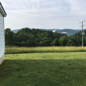 Wattstull Inn - Appalachian Mts behind the motel:) - Hotels Near Me - Buchanan, Virginia