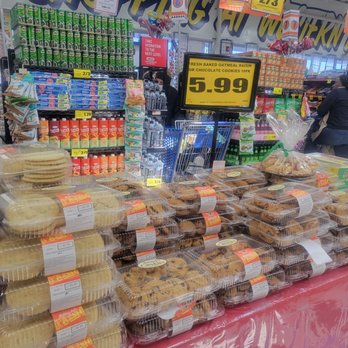 Western Beef - a display of cookies at a grocery store - Grocery Near Me - Elmont, New York