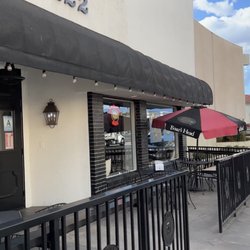 Theron's Frozen Custard - Outdoor seating