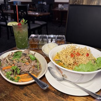 Thai Harrisonburg Restaurant - E9. Stir-Fried Ginger Beef N1. Chicken Noodle Curry - Thai Near Me - Harrisonburg, Virginia