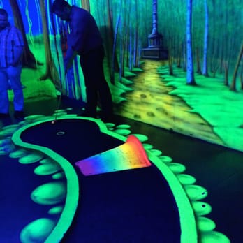 Schwarzlicht-Minigolf - Over the rainbow - Mini Golf Near Me - Berlin, BE Schwarzlicht-Minigolf - Over the rainbow - Mini Golf Near Me - Berlin, BE