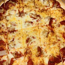 Chanticlear Pizza - Sausage, pepperoni on thin crust