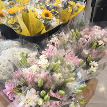 Foodland - beautiful flowers - Grocery Near Me - Pukalani, Hawaii