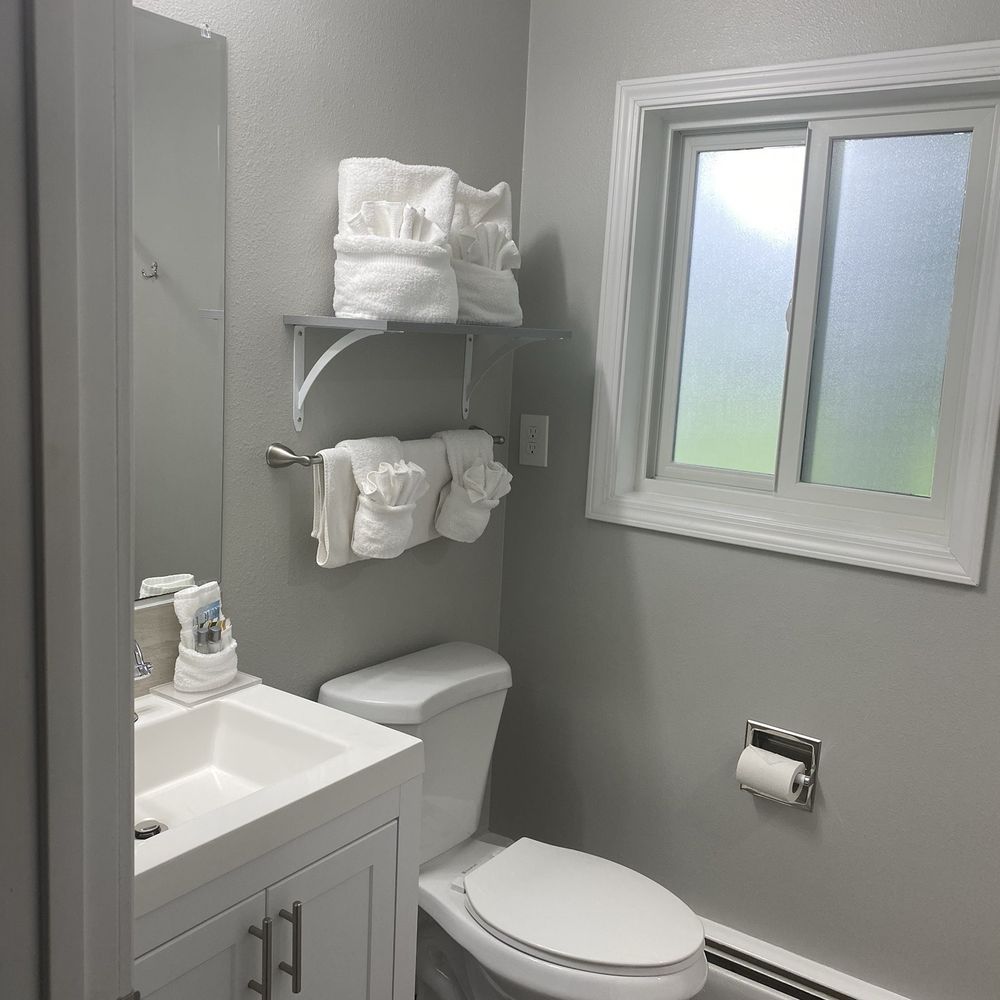 Lake Side Motel - Bathroom - Hotels Near Me - Ashland, Wisconsin Lake Side Motel - Bathroom - Hotels Near Me - Ashland, Wisconsin