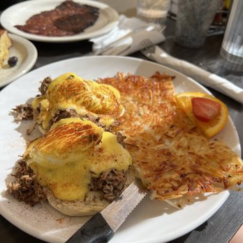 Sweet E's Cafe - Kalua pork eggs Benedict - Cafes Near Me - Honolulu, Hawaii Sweet E's Cafe - Kalua pork eggs Benedict - Cafes Near Me - Honolulu, Hawaii