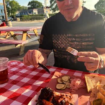 Matt's Barbecue - Enjoying the area - Barbeque Near Me - Lemont, Illinois