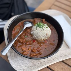 Münchner Suppenküche - Beer goulash with bread pudding