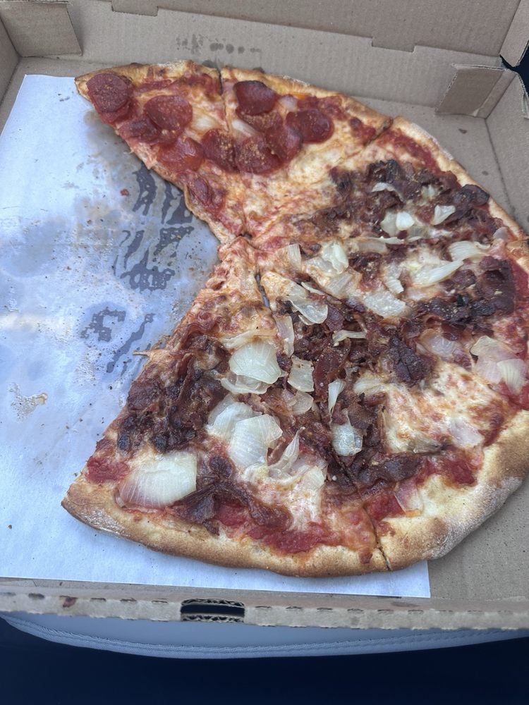 Carminuccio's Pizza Logo