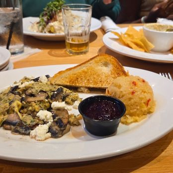 Mallards Southern Kitchen - Mushroom Omelet with toast and hashbrowns - American Near Me - Glendale, Wisconsin