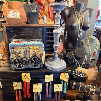 Ginger & Raven - Gift Shops Near Me - Sacramento, California Ginger & Raven - Gift Shops Near Me - Sacramento, California