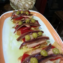 Oasis - Tostas de ventresca, anchoas y pimiento