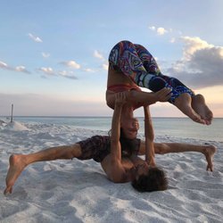 Sonrisa Yoga & Dance Studio - Acro yoga on the beach