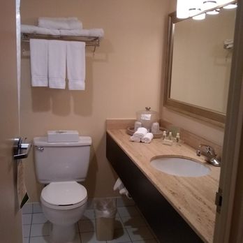 Holiday Inn - Bathroom. - Hotels Near Me - Laval, Quebec