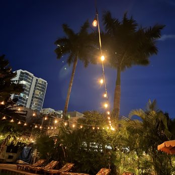 Broken Shaker - Outdoor patio - Cocktail Bars Near Me - Miami Beach, Florida Broken Shaker - Outdoor patio - Cocktail Bars Near Me - Miami Beach, Florida