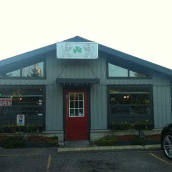 Carey's Irish Pub - Exterior - Irish Pub Near Me - Gravenhurst, Ontario Carey's Irish Pub - Exterior - Irish Pub Near Me - Gravenhurst, Ontario