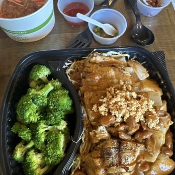 CoCoCurry - Massaman 1 Piece Chicken Curry with cabbage base and side of broccoli. - Thai Near Me - San Diego, California CoCoCurry - Massaman 1 Piece Chicken Curry with cabbage base and side of broccoli. - Thai Near Me - San Diego, California