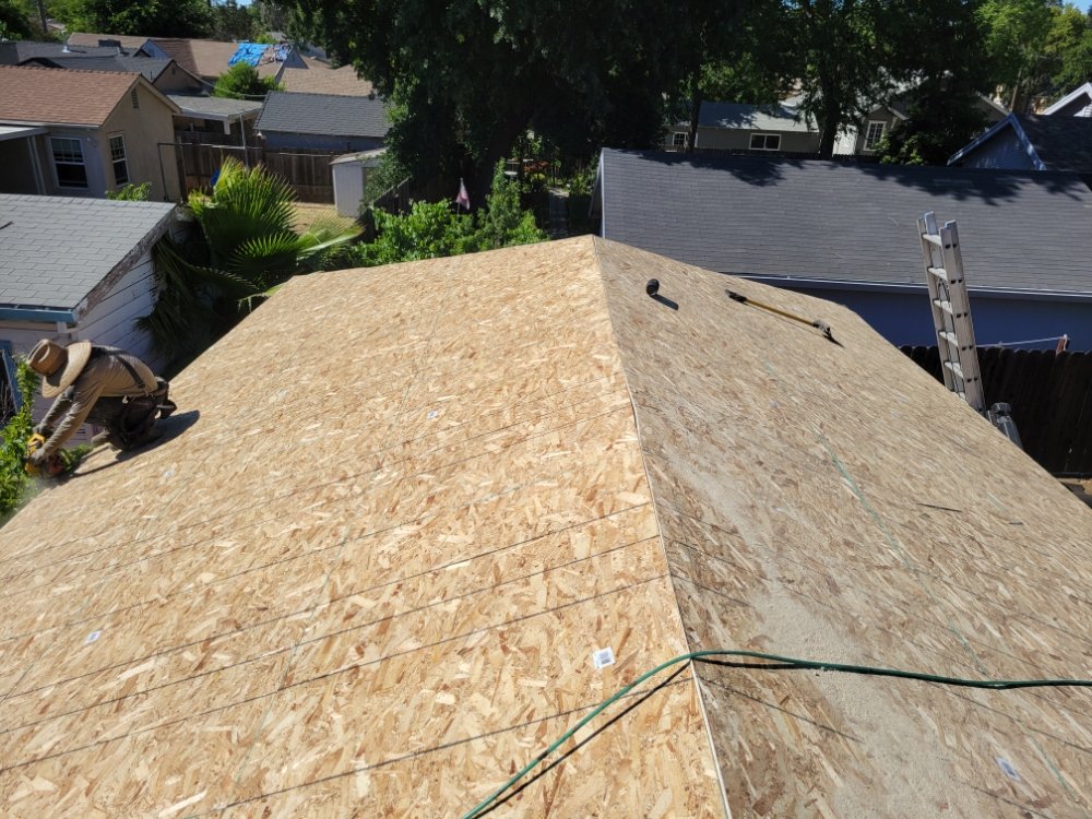 Slide of Gomez Diaz Roofing