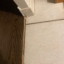 Travelodge - Mini fridge/bathroom entryway