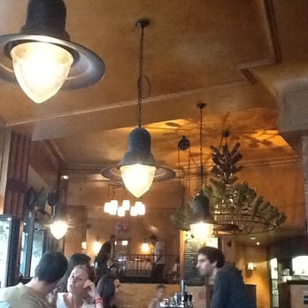 La Fourmi - Bar a vins, un peu brouillant mais sympa. Un classique branché du quartier. Fait un peu de bric et de broc. Accueillant. - Cafes Near Me - Paris, 75