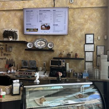 D'oro Gelato e Caffè - Front area of café, with menu and dessert choices - Ice Cream & Frozen Yogurt Near Me - Vancouver, British Columbia