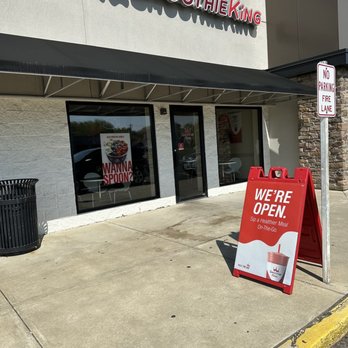 Smoothie King - a closed sign in front of a store - Juice Bars & Smoothies Near Me - Hamilton Township, New Jersey