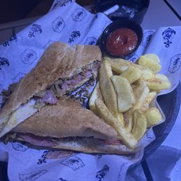 Cuban sandwich with fries Cuban sandwich with fries