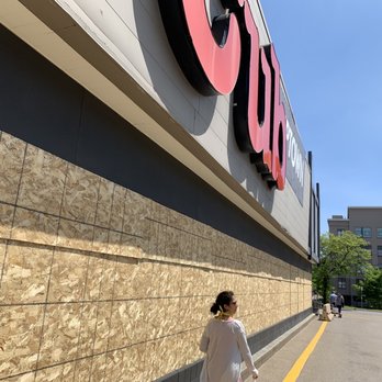 Cub - Minneapolis Uptown - You can barely tell it is open since only one entry at one side - Grocery Near Me - Minneapolis, Minnesota Cub - Minneapolis Uptown - You can barely tell it is open since only one entry at one side - Grocery Near Me - Minneapolis, Minnesota