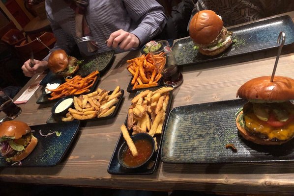 Broderick Irish Pub Elmshorn – Bier, Burger, Live-Musik & Events by null