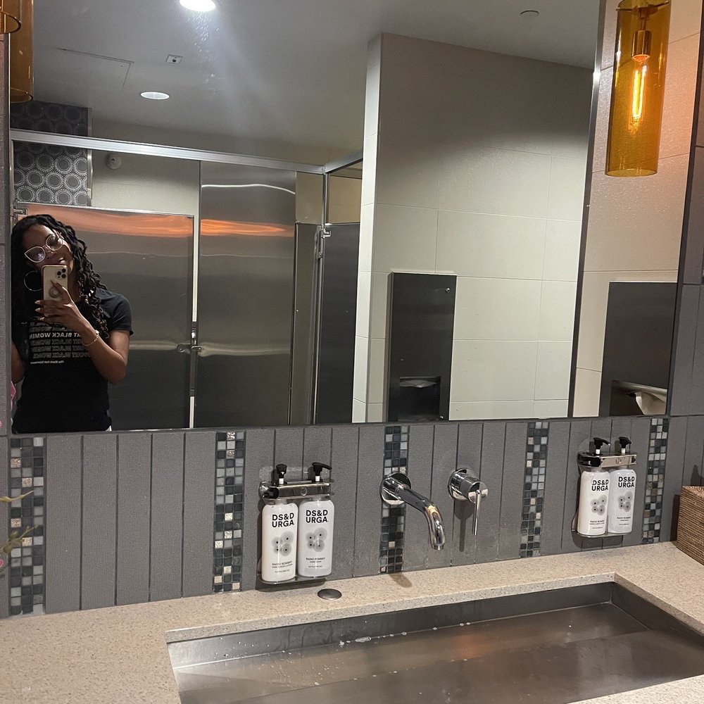 Admirals Club PHX - Hi! - Airport Lounges Near Me - Phoenix, Arizona
